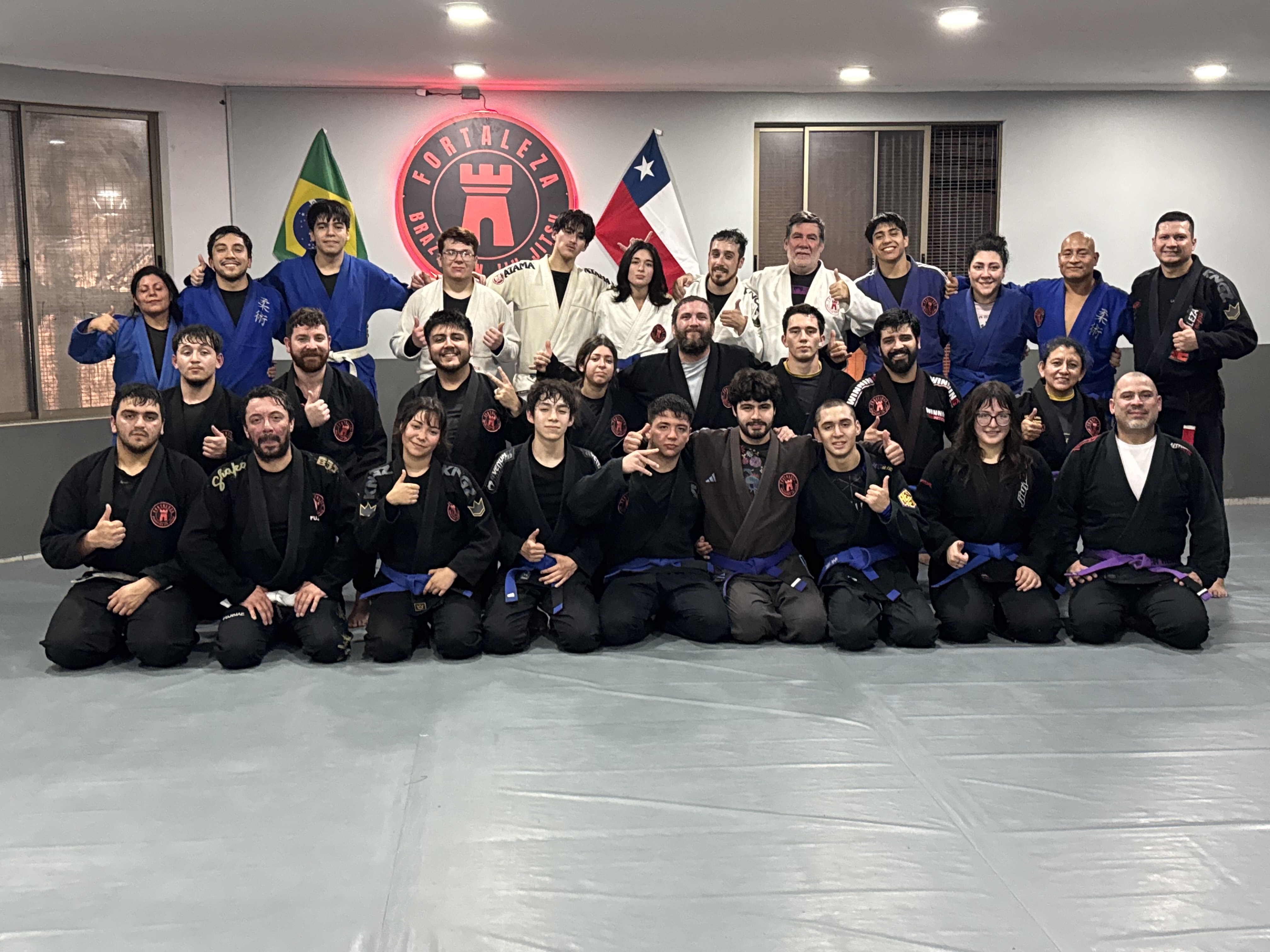 Equipo con kimono en Fortaleza BJJ Chile